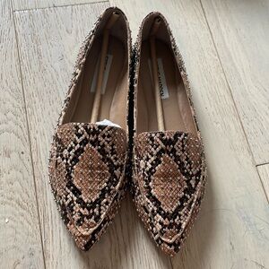Steve Madden Feather Tan Snake Slip On Flats | Size 6